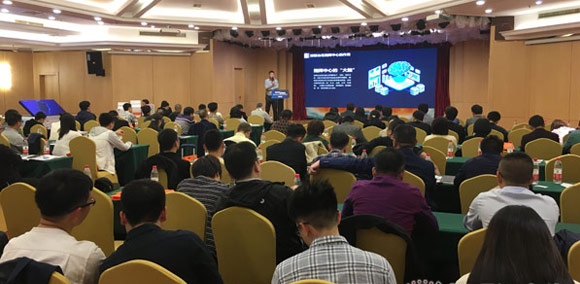 �ǿ����࣬���û������ӻ�Ӧ��ǰ��